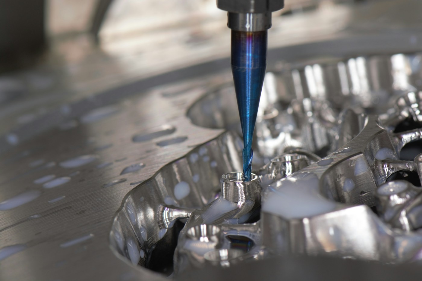 Utensile di una macchina CAD-CAM durante la lavorazione di un pezzo metallico