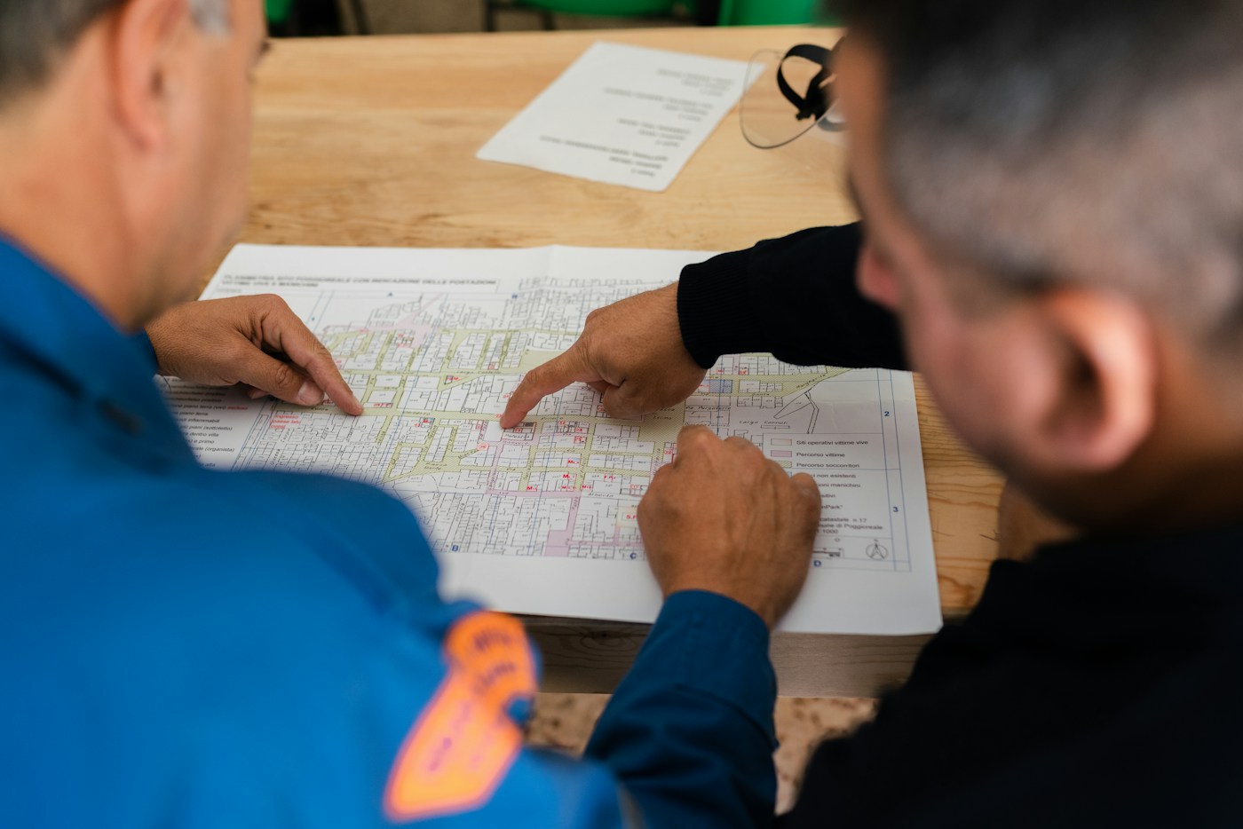 Due tecnici confrontano un documento di progetto