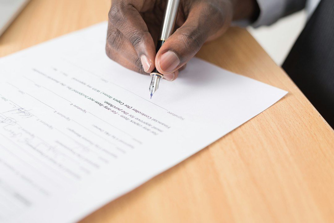 Professionista che verifica clausole e royalties di un contratto di licenza brevettuale