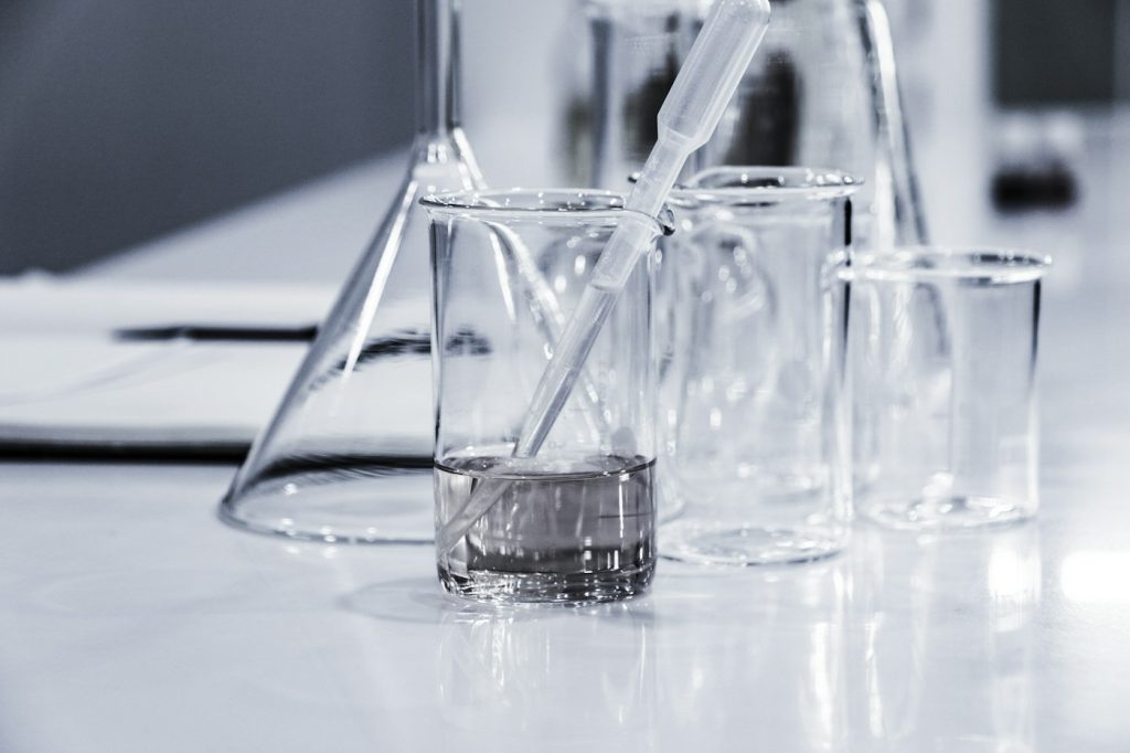 Recipienti di vetro disposti su un piano di laboratorio