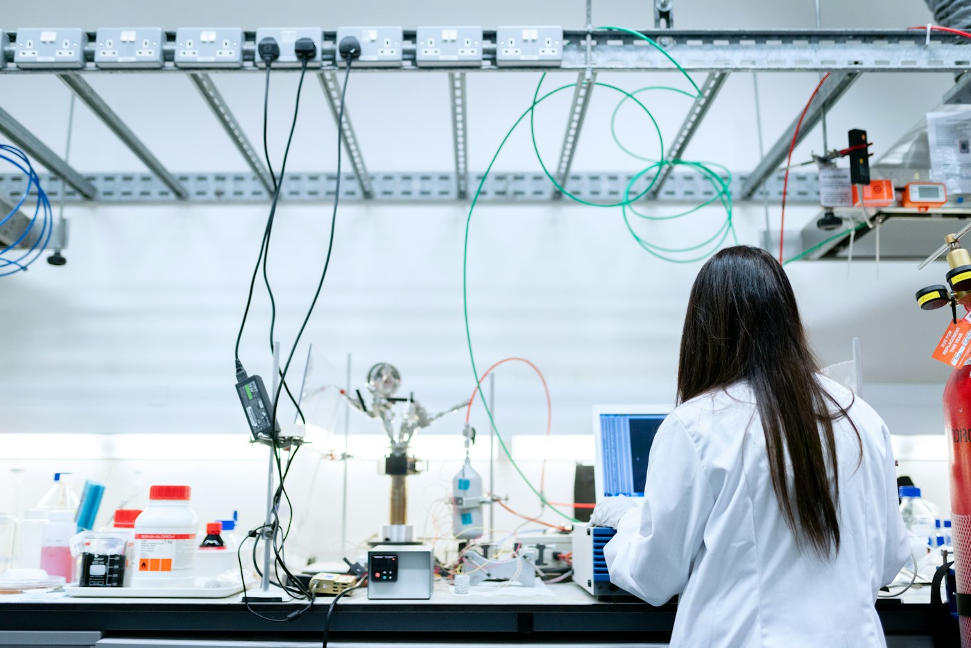 Ricercatrice impegnata in un’attività di laboratorio