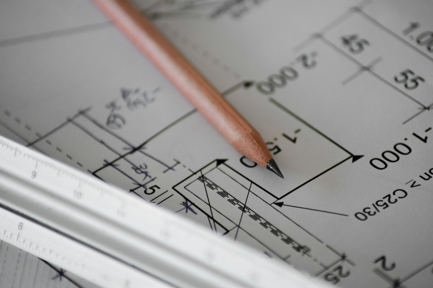 Matita e disegni tecnici su un piano di lavoro