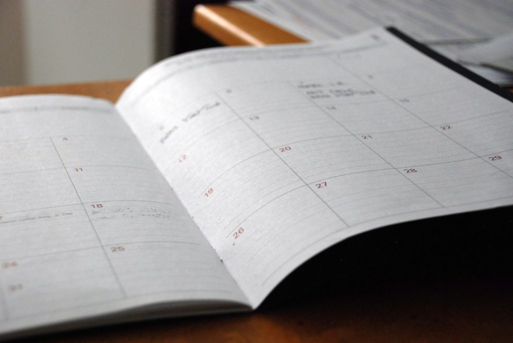 Calendario mensile su una scrivania per la pianificazione delle scadenze