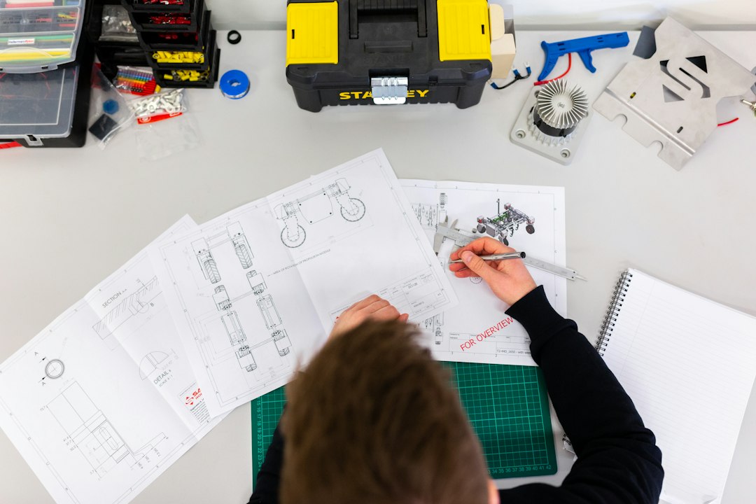 Ingegnere che documenta tecnologia e know-how collegati a un brevetto