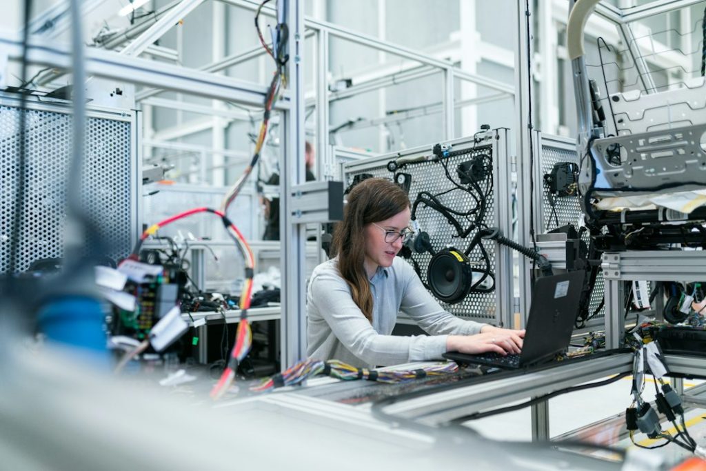 Ingegnera al computer durante prove tecniche in ambiente di ricerca