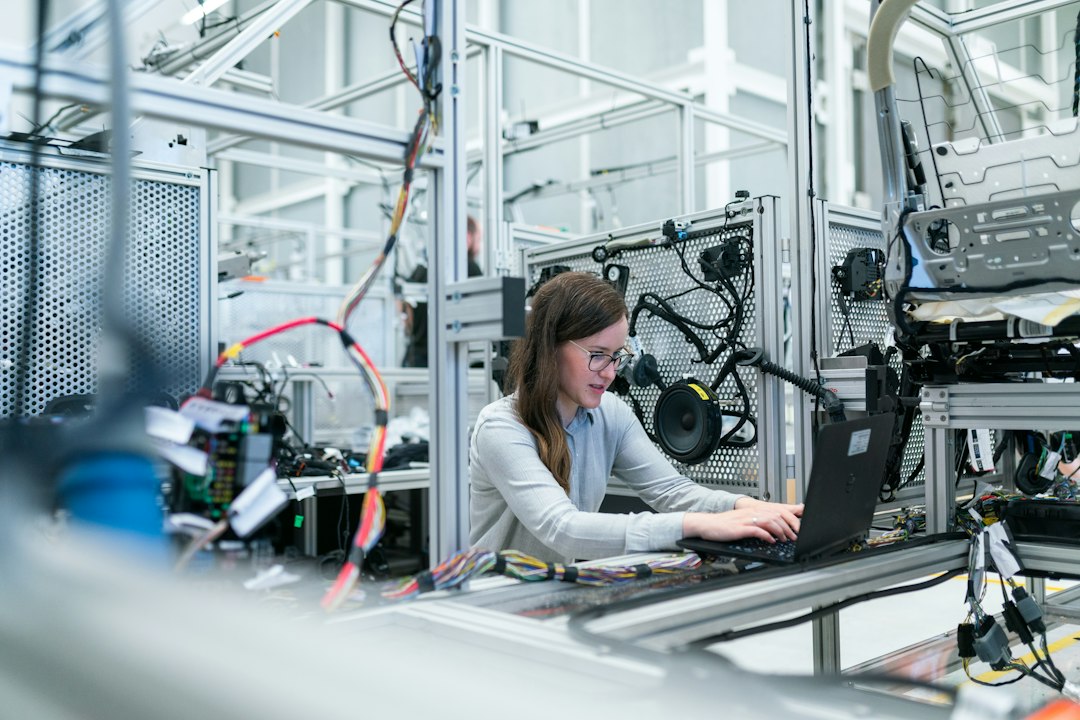 Ingegnera al computer durante prove tecniche in ambiente di ricerca