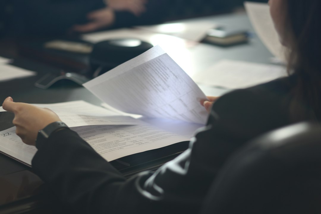 Professionista legge un documento e confronta gli atti del fascicolo