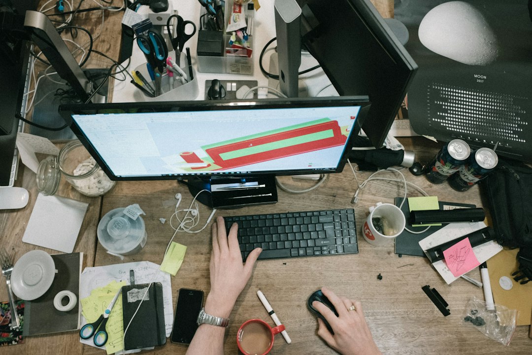 Persona al computer su un tavolo di lavoro per pianificare le attività